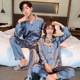 Pyjama pour couple en Satin à Manches Longues Couleur Bleu Ciel Métallisé